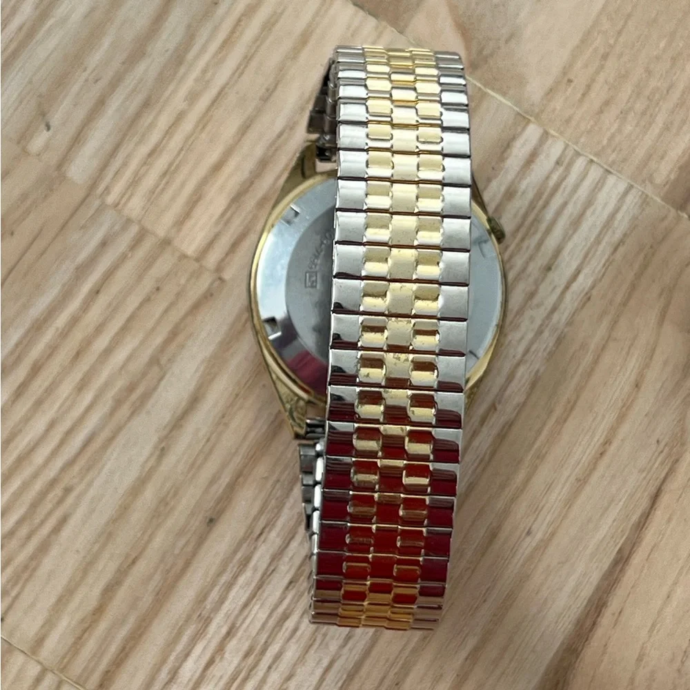 Seiko Automatic 17 Jewels Vintage Men’s Watch Two-Tone Bracelet Gold Dial